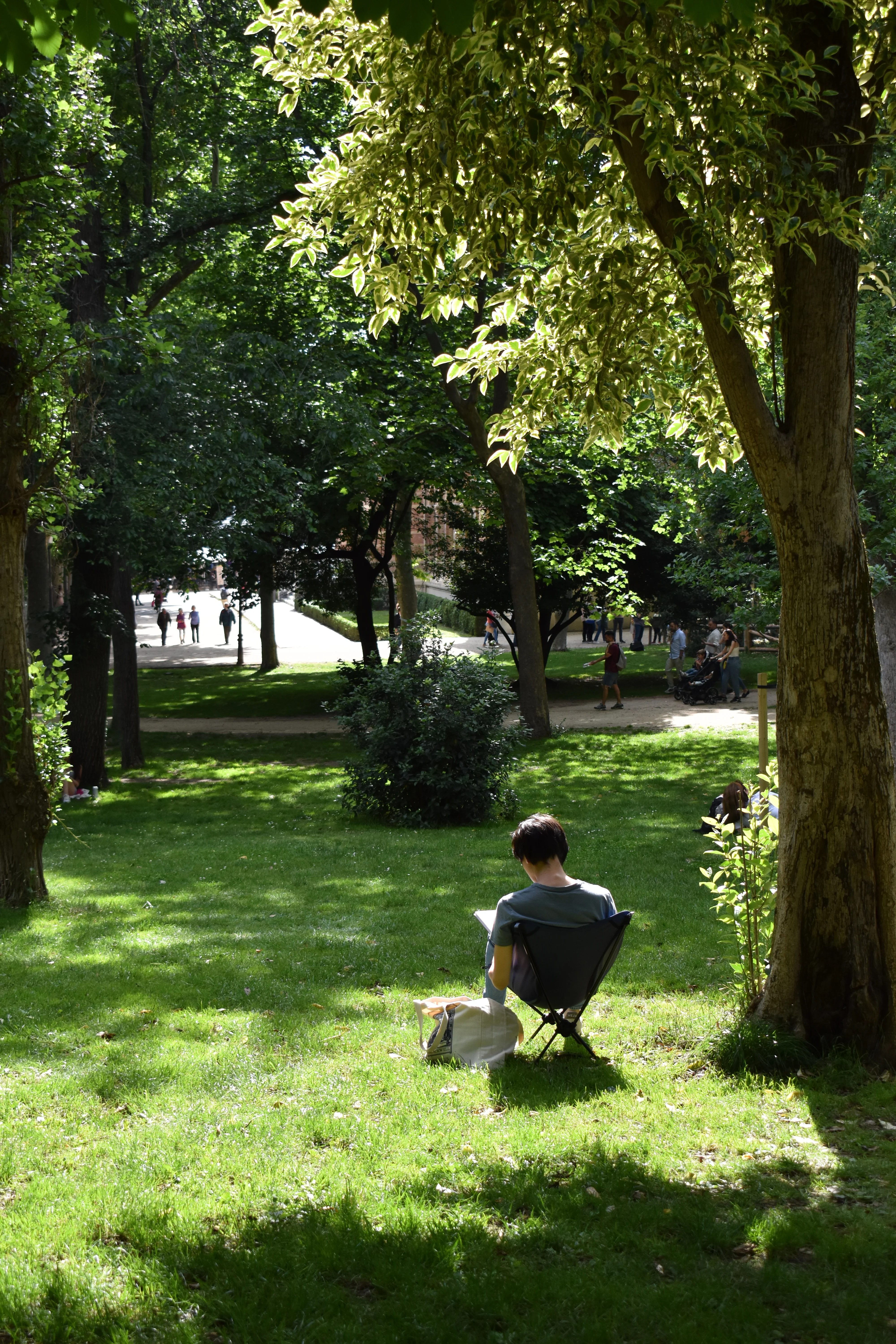 Señor leyendo en una silla de camping en El Retiro